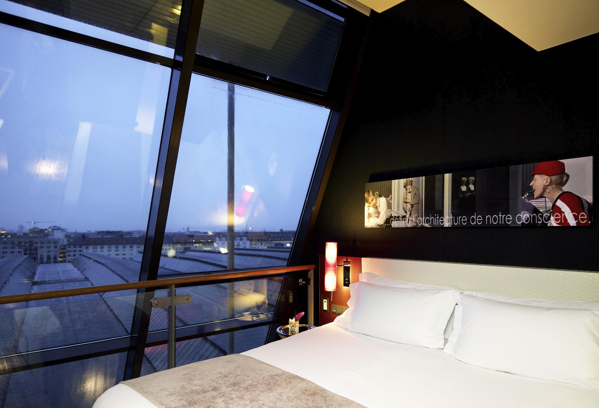 Отель Sofitel Munich Bayerpost Экстерьер фото A room at the airport hotel