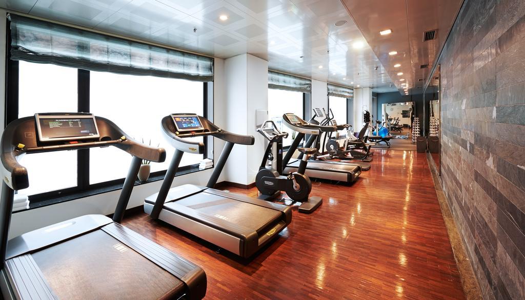 Отель Sofitel Munich Bayerpost Экстерьер фото The gym at the hotel